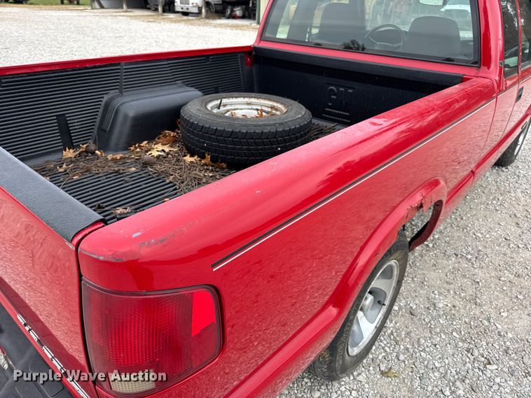 image for item EN0719 2003 Chevrolet S10 LS Ext. Cab pickup truck