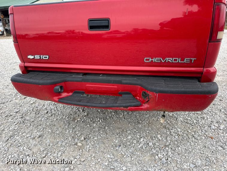 image for item EN0719 2003 Chevrolet S10 LS Ext. Cab pickup truck