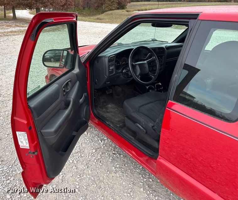 image for item EN0719 2003 Chevrolet S10 LS Ext. Cab pickup truck