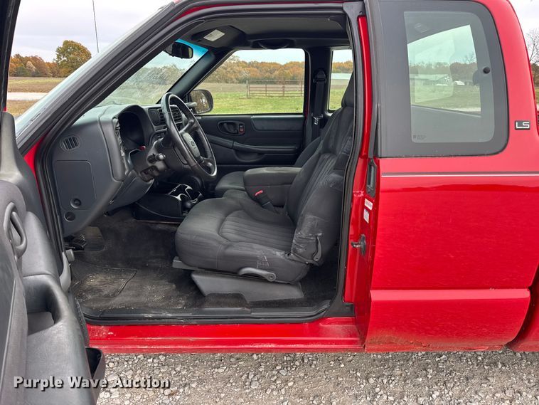 image for item EN0719 2003 Chevrolet S10 LS Ext. Cab pickup truck