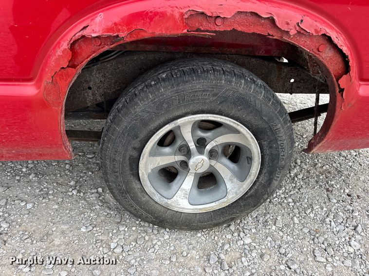 image for item EN0719 2003 Chevrolet S10 LS Ext. Cab pickup truck