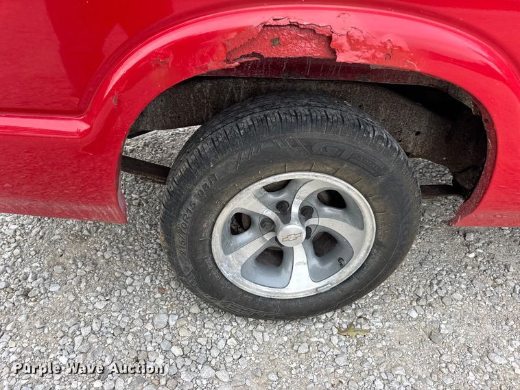 image for item EN0719 2003 Chevrolet S10 LS Ext. Cab pickup truck