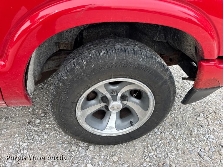 image for item EN0719 2003 Chevrolet S10 LS Ext. Cab pickup truck