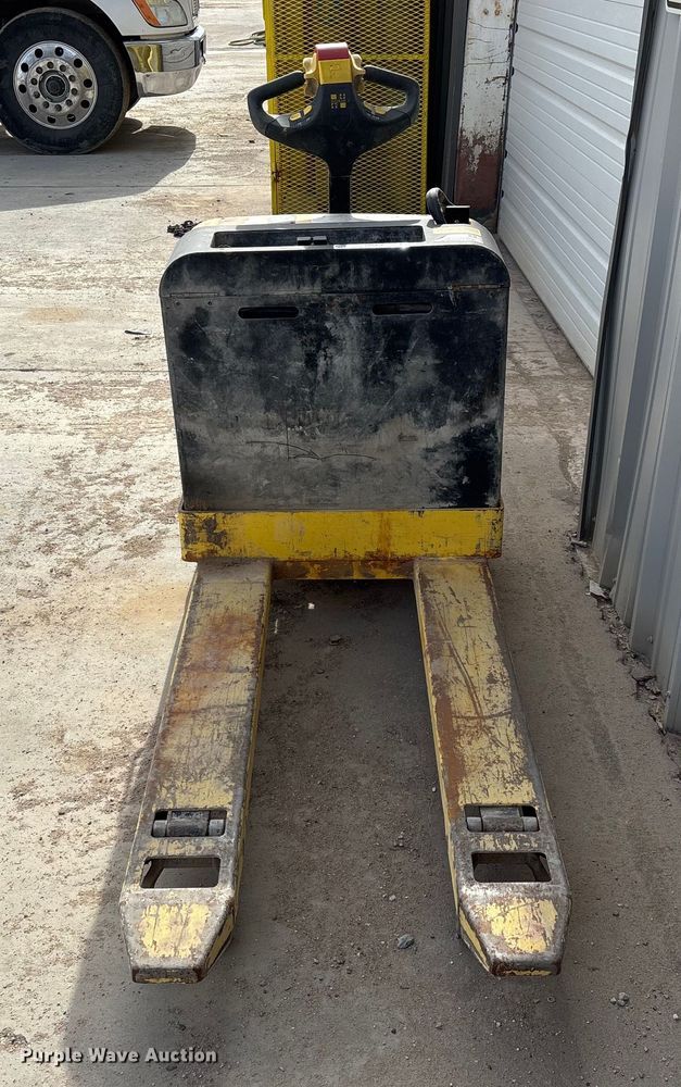 image for item EN5812 Hyster W40Z pallet jack