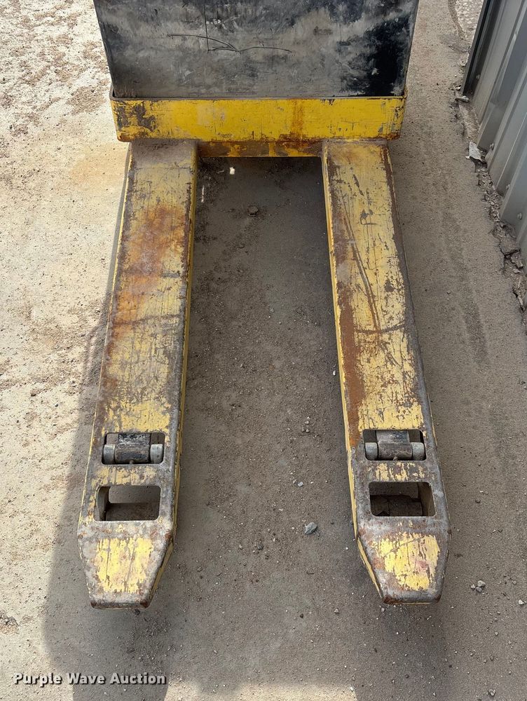 image for item EN5812 Hyster W40Z pallet jack