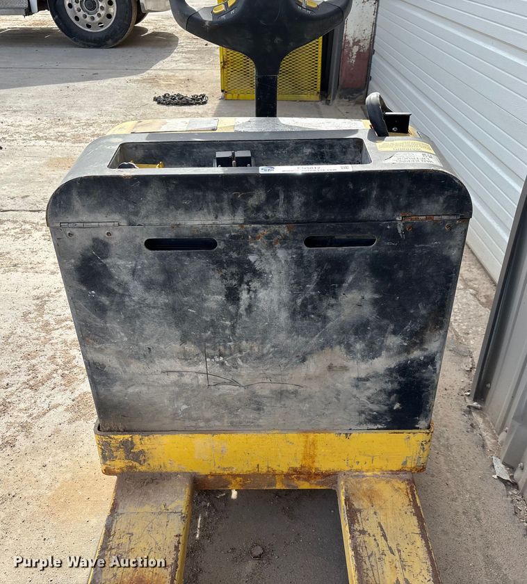 image for item EN5812 Hyster W40Z pallet jack