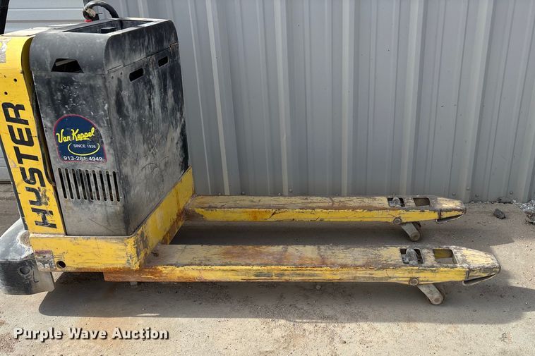 image for item EN5812 Hyster W40Z pallet jack