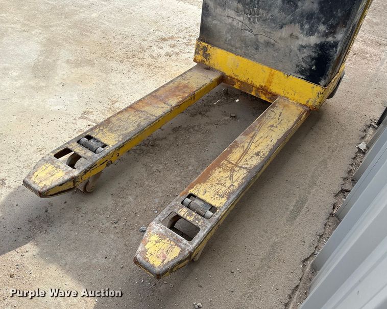 image for item EN5812 Hyster W40Z pallet jack
