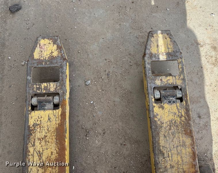 image for item EN5812 Hyster W40Z pallet jack