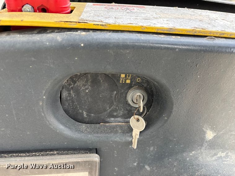 image for item EN5812 Hyster W40Z pallet jack