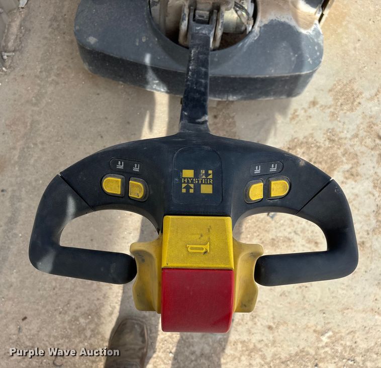 image for item EN5812 Hyster W40Z pallet jack