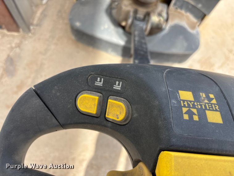 image for item EN5812 Hyster W40Z pallet jack