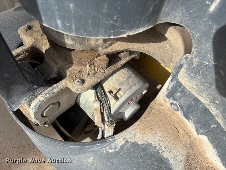 image for item EN5812 Hyster W40Z pallet jack