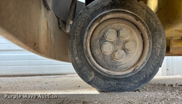 image for item EN5812 Hyster W40Z pallet jack