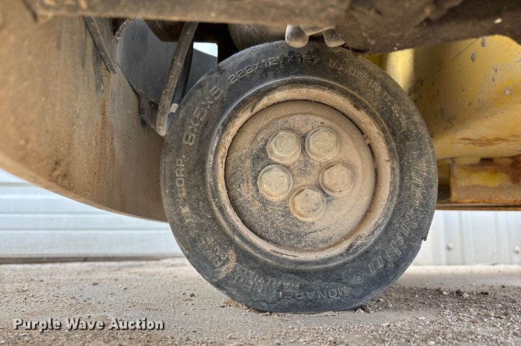 image for item EN5812 Hyster W40Z pallet jack