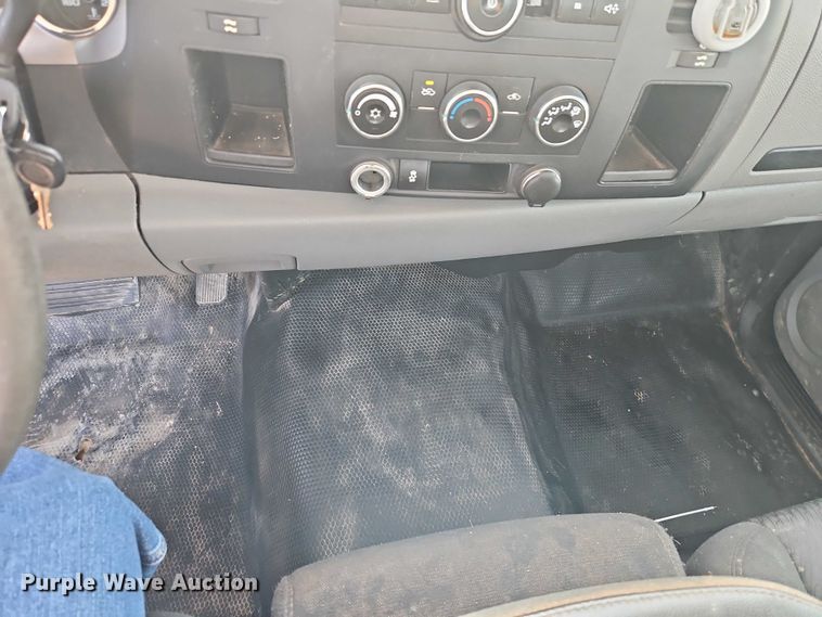 image for item EO4813 2012 GMC Sierra 2500HD utility bed pickup truck