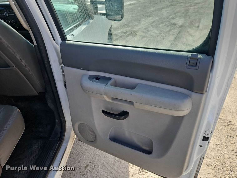 image for item EO4814 2013 Chevrolet Silverado 2500HD Crew Cab utility bed pickup truck