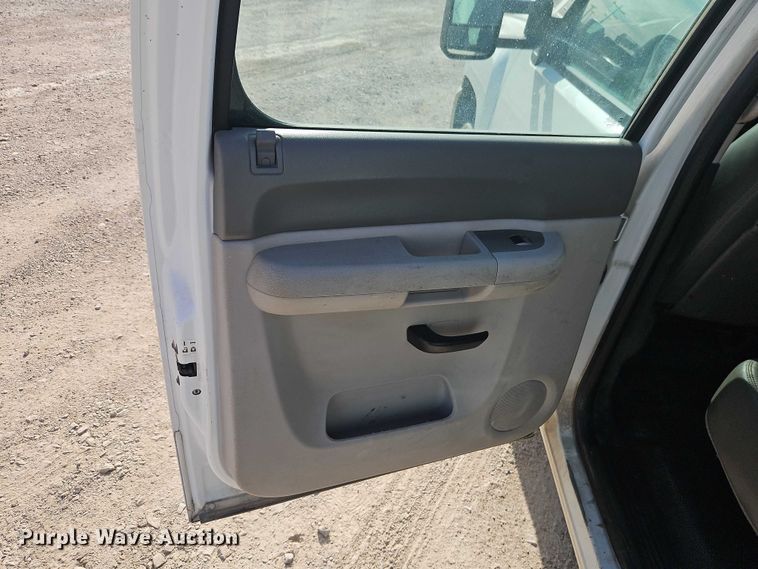 image for item EO4814 2013 Chevrolet Silverado 2500HD Crew Cab utility bed pickup truck