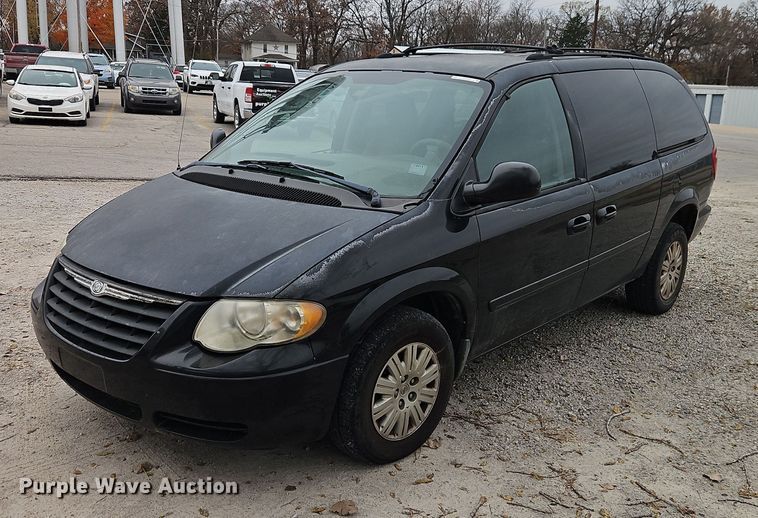 image for item EO4827 2005 Chrysler Town And Country van