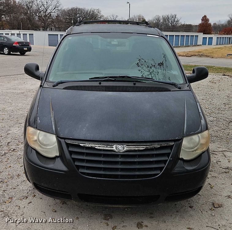 image for item EO4827 2005 Chrysler Town And Country van