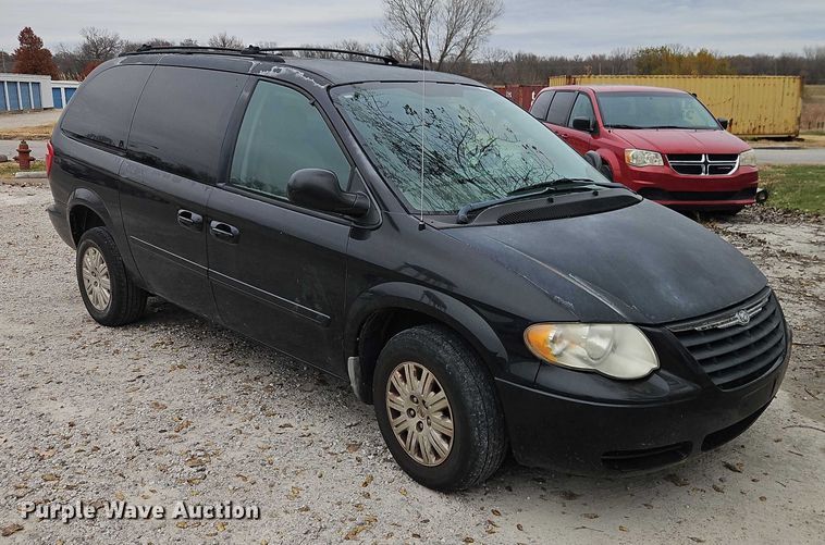 image for item EO4827 2005 Chrysler Town And Country van