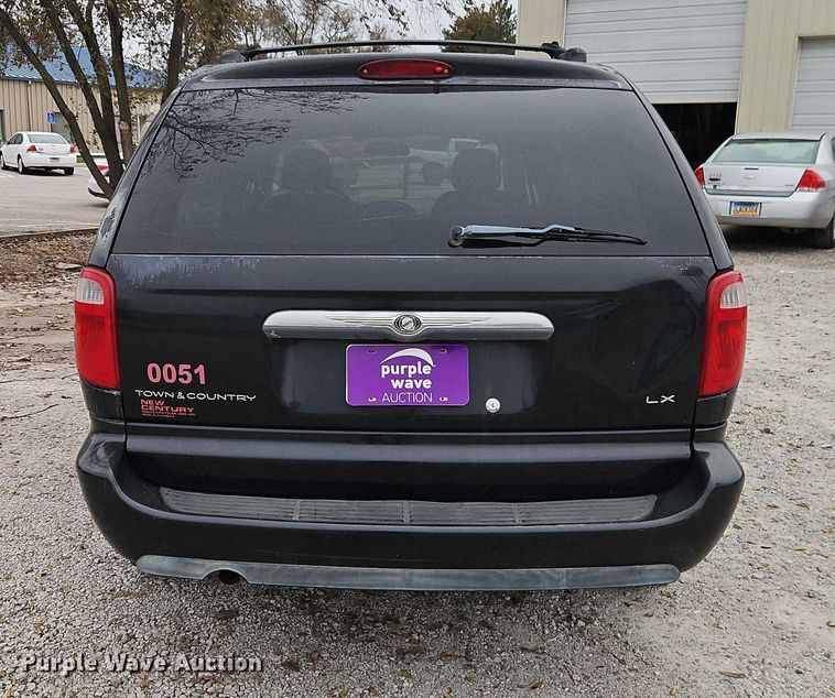 image for item EO4827 2005 Chrysler Town And Country van