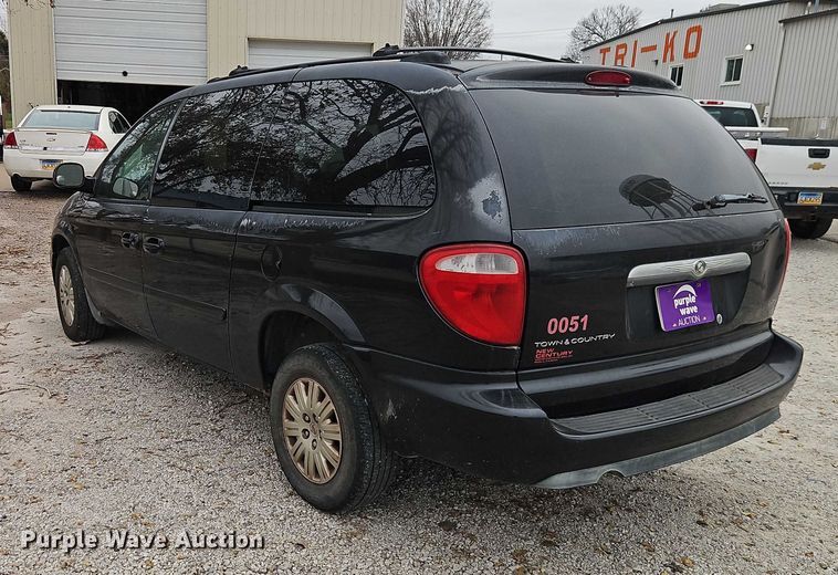 image for item EO4827 2005 Chrysler Town And Country van