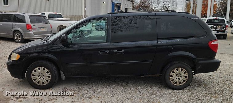 image for item EO4827 2005 Chrysler Town And Country van