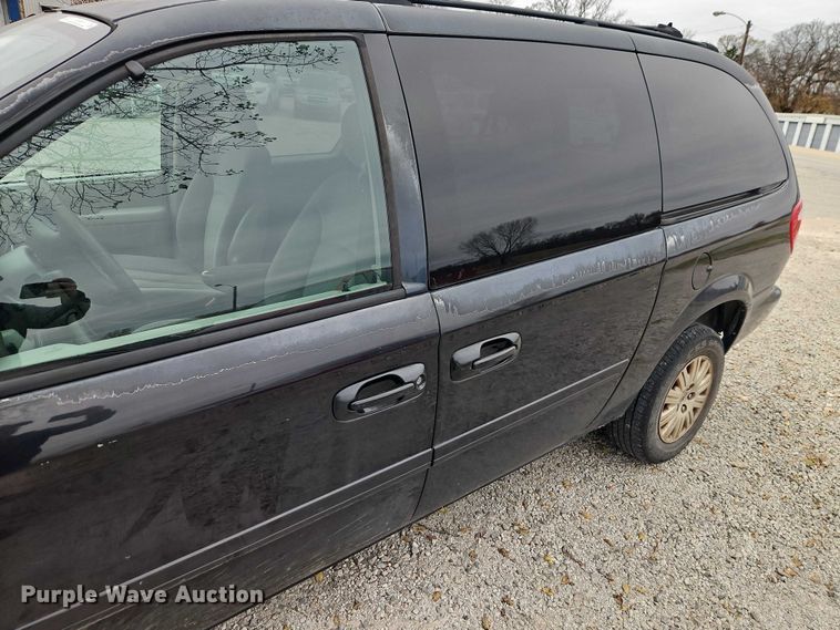 image for item EO4827 2005 Chrysler Town And Country van