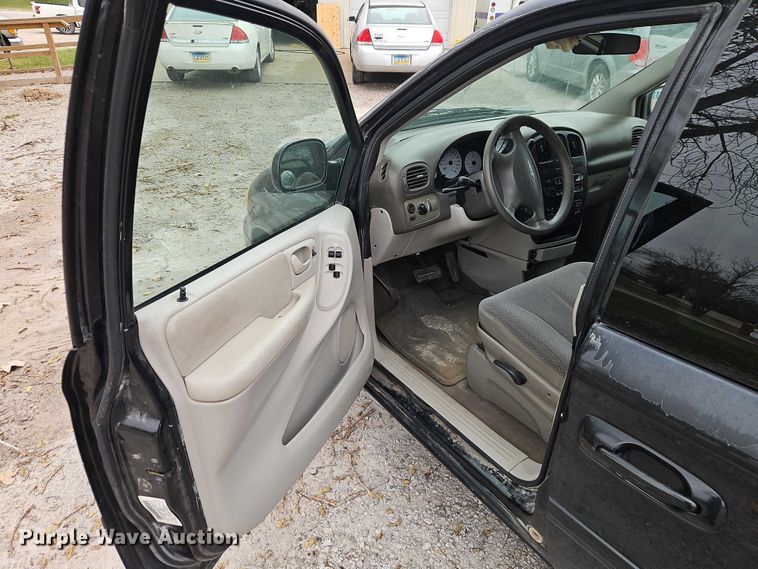 image for item EO4827 2005 Chrysler Town And Country van