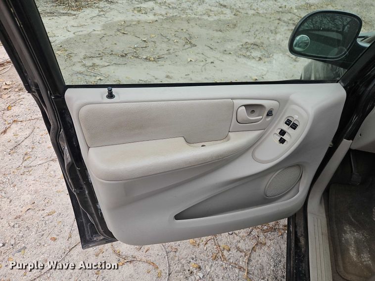 image for item EO4827 2005 Chrysler Town And Country van