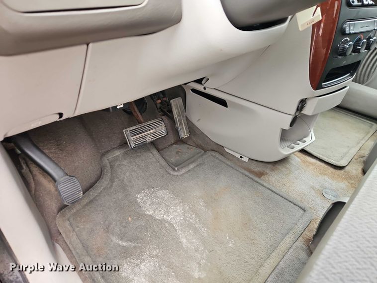 image for item EO4827 2005 Chrysler Town And Country van