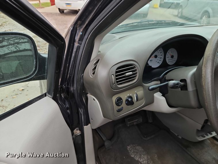 image for item EO4827 2005 Chrysler Town And Country van