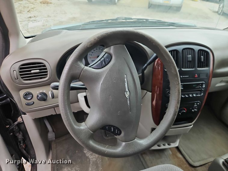image for item EO4827 2005 Chrysler Town And Country van