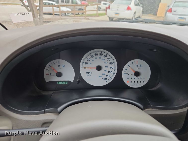 image for item EO4827 2005 Chrysler Town And Country van