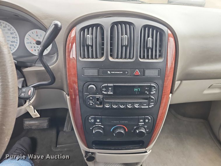 image for item EO4827 2005 Chrysler Town And Country van