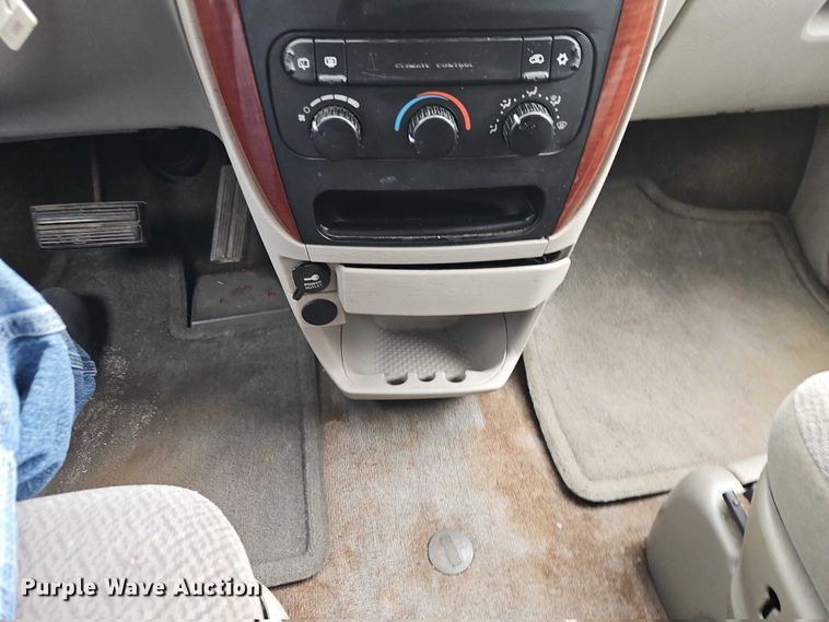 image for item EO4827 2005 Chrysler Town And Country van