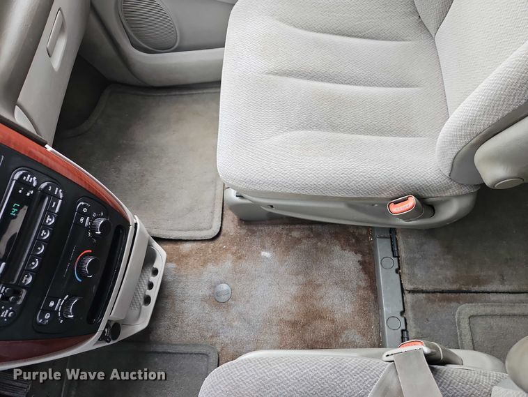 image for item EO4827 2005 Chrysler Town And Country van