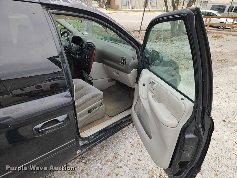 image for item EO4827 2005 Chrysler Town And Country van