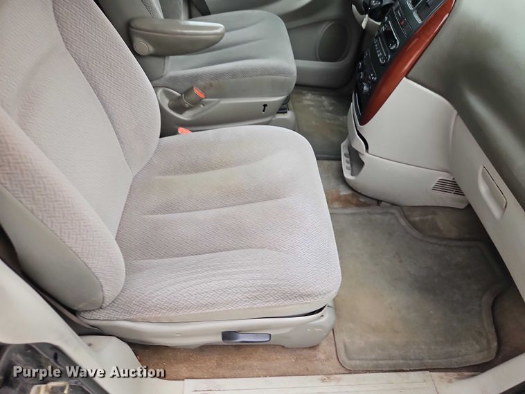 image for item EO4827 2005 Chrysler Town And Country van