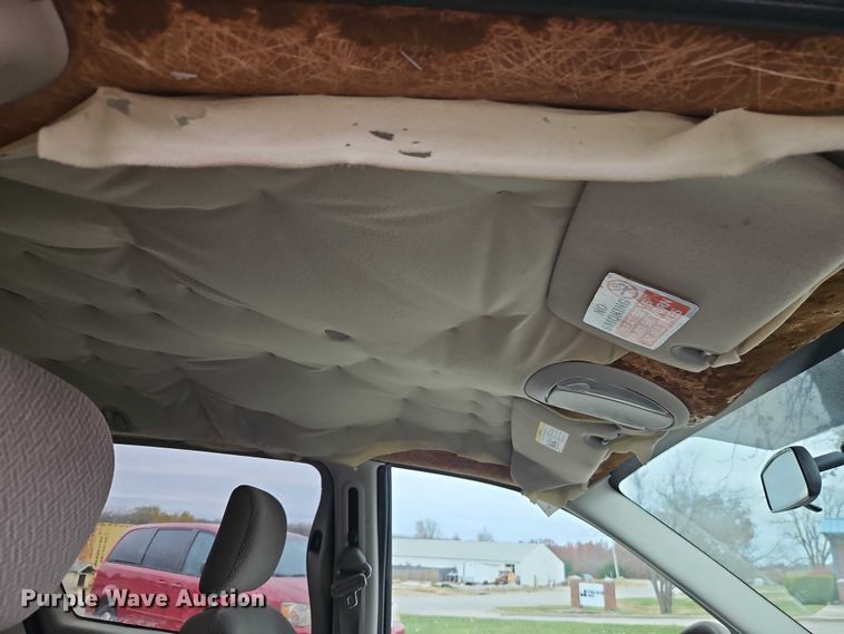 image for item EO4827 2005 Chrysler Town And Country van