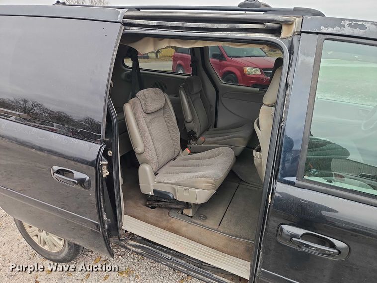 image for item EO4827 2005 Chrysler Town And Country van