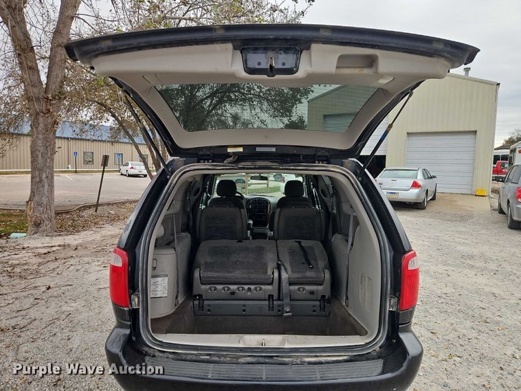 image for item EO4827 2005 Chrysler Town And Country van