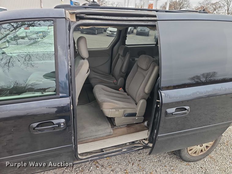 image for item EO4827 2005 Chrysler Town And Country van