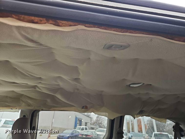 image for item EO4827 2005 Chrysler Town And Country van