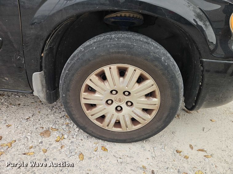 image for item EO4827 2005 Chrysler Town And Country van