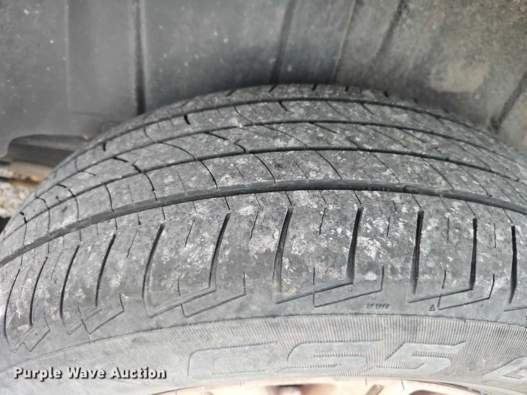 image for item EO4827 2005 Chrysler Town And Country van