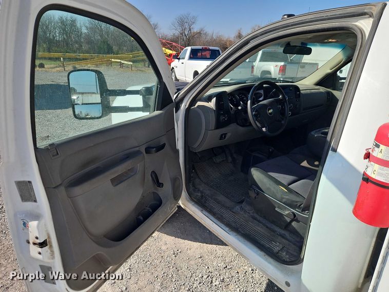 image for item EO4829 2014 Chevrolet Silverado 3500HD utility bed pickup truck