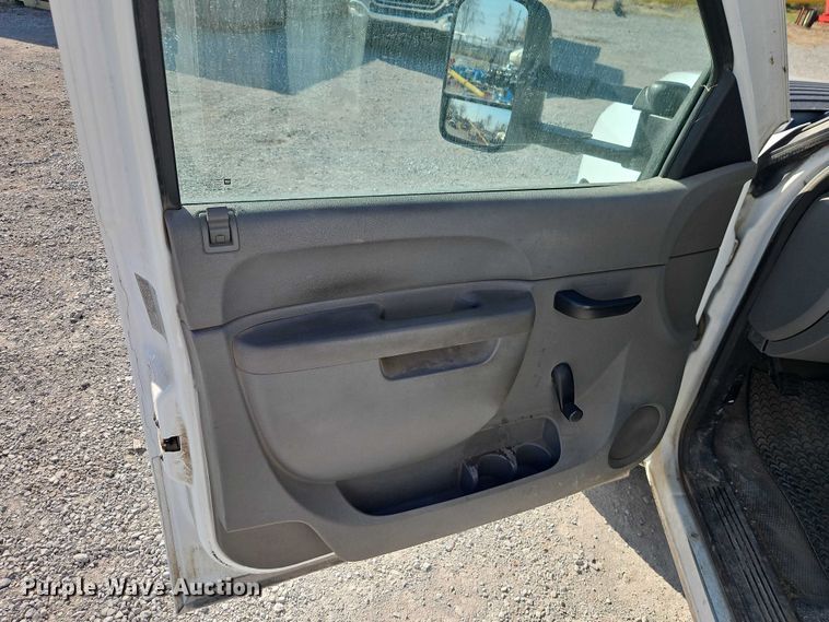 image for item EO4829 2014 Chevrolet Silverado 3500HD utility bed pickup truck