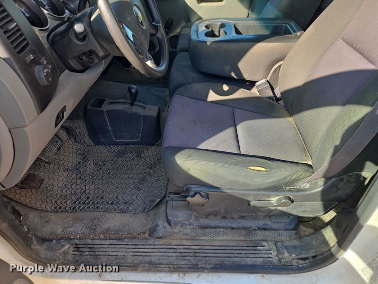 image for item EO4829 2014 Chevrolet Silverado 3500HD utility bed pickup truck